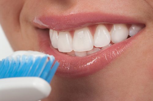 Is the dental implant prone to cavities or gum disease?